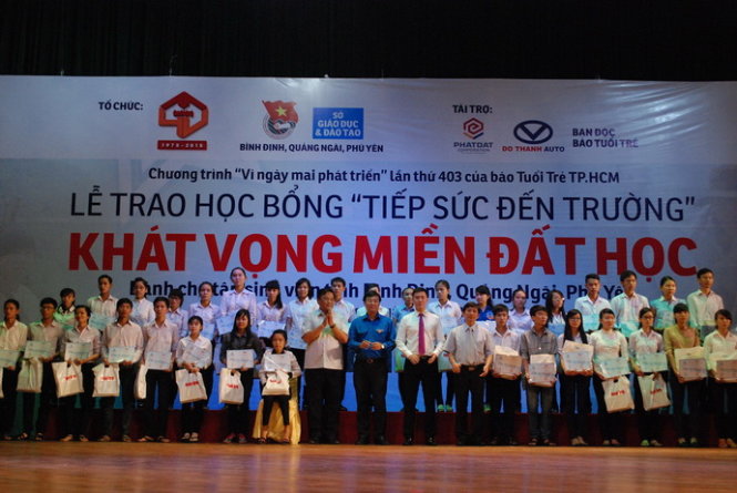 142 new students from Quang Ngai, Binh Dinh and Phu Yen receive scholarships