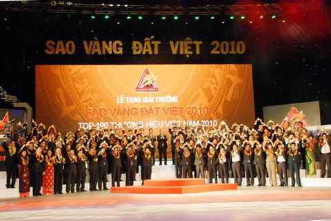 Phát Đạt vinh dự nhận giải thưởng Sao Vàng Đất Việt năm 2010