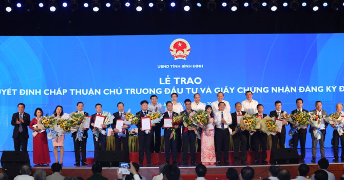 Bình Định trao Giấy chứng nhận đăng ký đầu tư cho 15 dự án với tổng số vốn 36.252 tỷ đồng