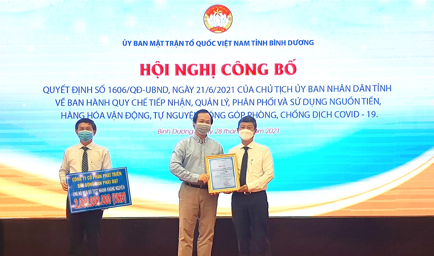 Phat Dat donates VND 2 billion to Covid-19 Control and Prevention in Binh Duong Province