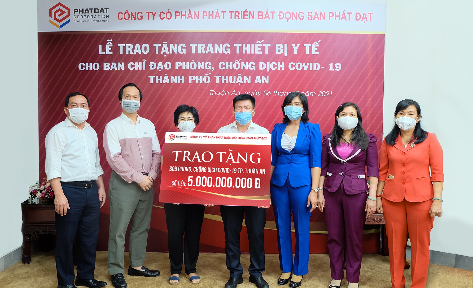 Phat Dat makes another donation of VND 5 billion to aid Thuan An City against Covid-19