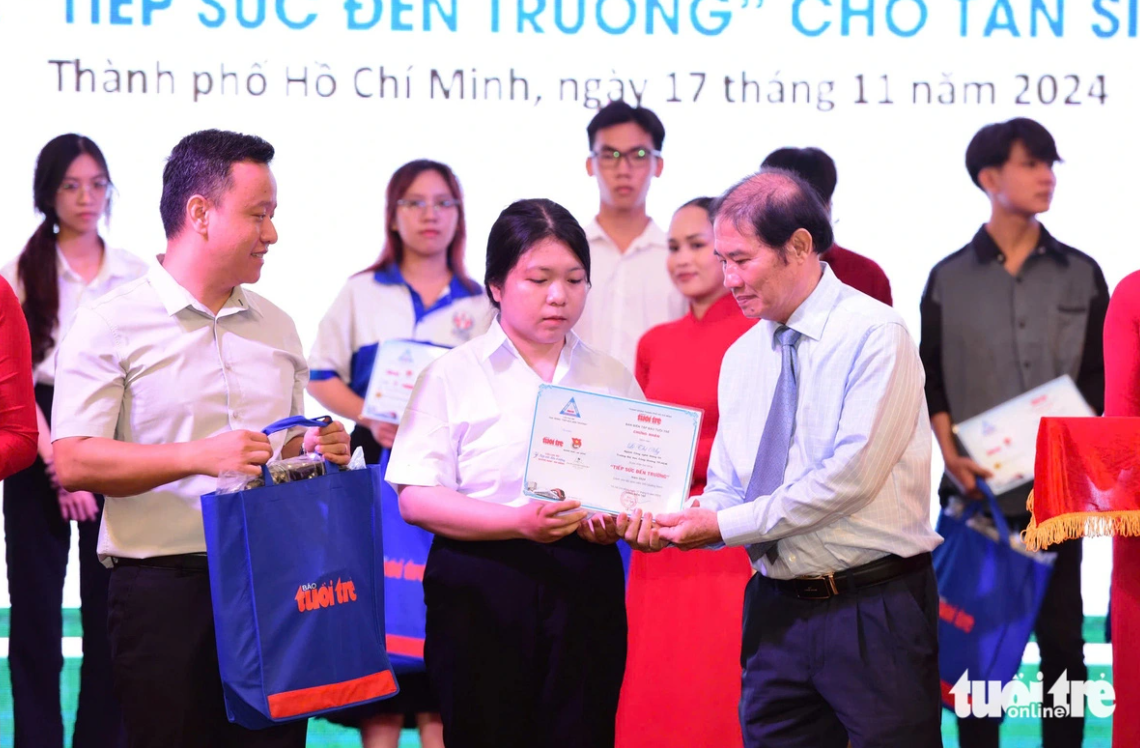 Phát Đạt tham gia chương trình trao học bổng tiếp sức đến trường