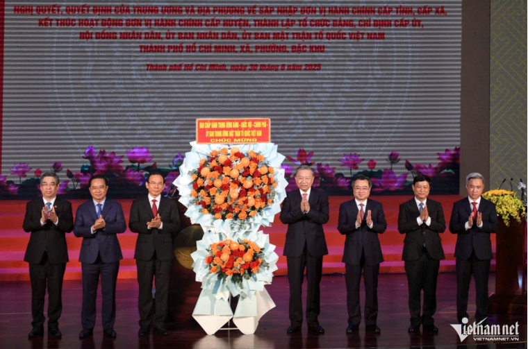 Tổng Bí thư: Hàng lối đã ngay ngắn, cả dân tộc cùng hành quân vươn tới tương lai