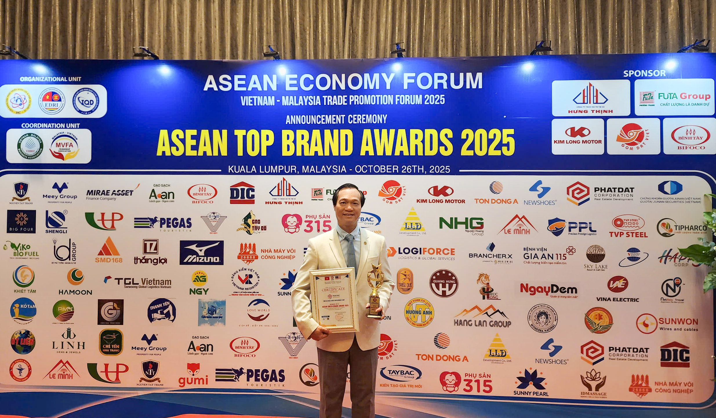 Phát Đạt nhận giải thưởng 'Tăng trưởng xanh ASEAN 2025' tại Kuala Lumpur