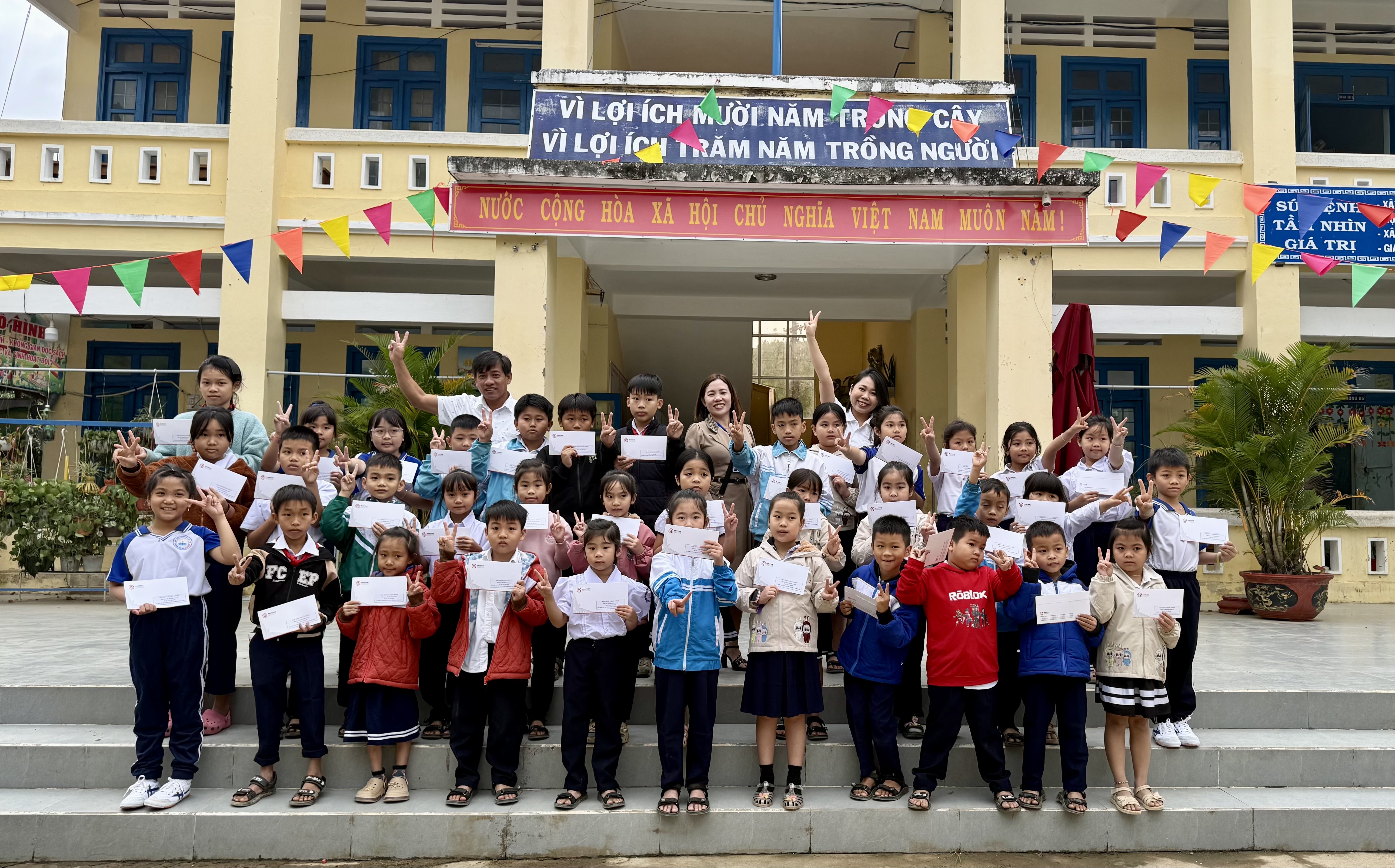 Mang mùa xuân đến sớm với học sinh vùng lũ Đắk Lắk